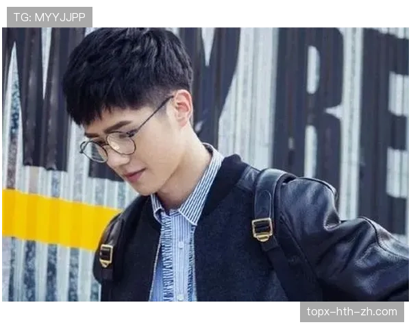 余依婷这人设太违和了——镜头里一本正经，生活照却像刚刷完信用卡的富婆